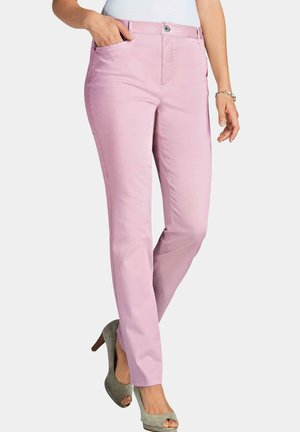 Lichtroze broek met een gladde textuur, voorzien van een knoopsluiting, voorzakken en een recht model. Draagt men met grijze hoge hakken.