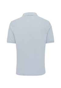 Světle modré polo tričko vyrobené z měkké tkaniny. Má klasický límeček a krátké rukávy. Hladký povrch bez viditelných vzorů nebo log. 