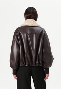 TWINSET JACKET - Imitert skinnjakke - black chocolate