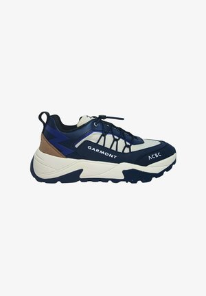 Marineblaue und cremefarbene Sportschuhe mit einem strukturierten Obermaterial, das ein braunes Akzent und ein weißes Logo aufweist. Dicke Sohle, die für Traktion ausgelegt ist.