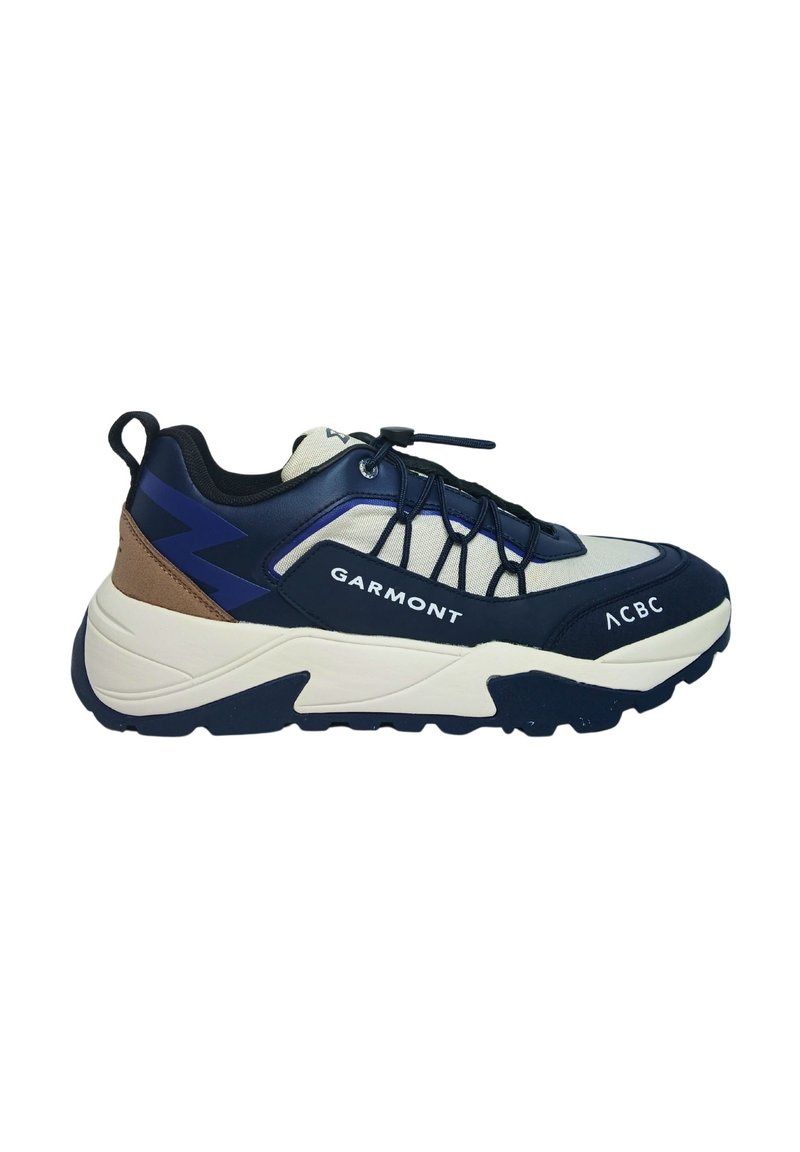 Scarpe sportive navy blue e crema con una parte superiore testurizzata, caratterizzate da un accento marrone e un logo bianco. Suola spessa progettata per una migliore trazione.