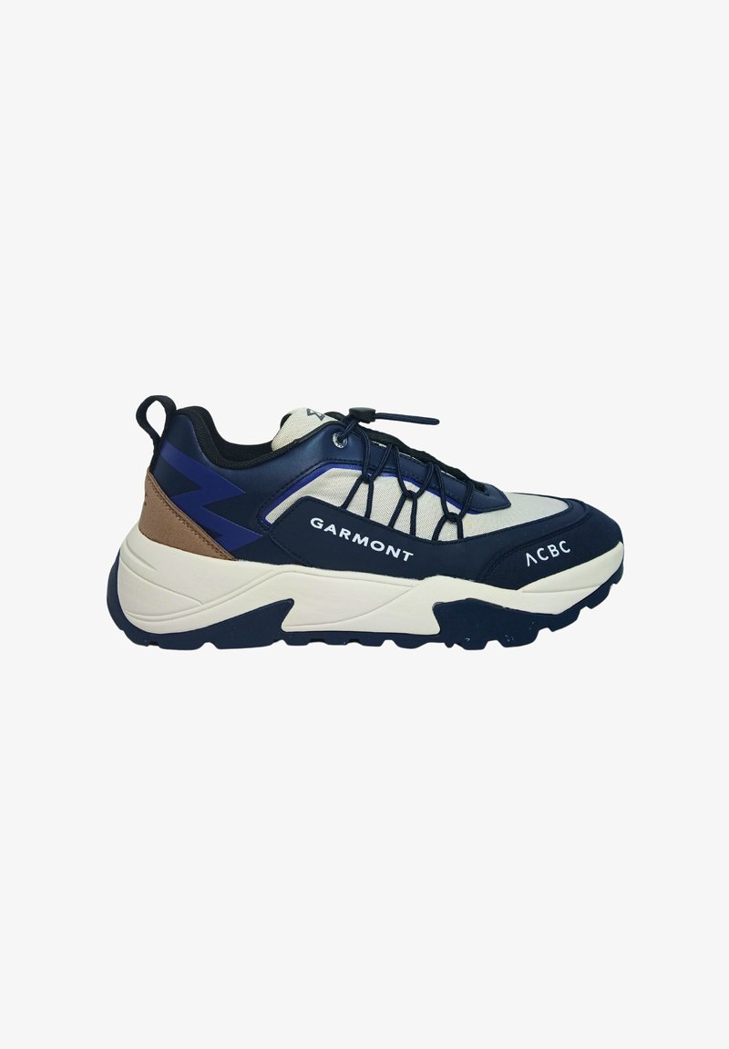 Scarpe sportive navy blue e crema con una parte superiore testurizzata, caratterizzate da un accento marrone e un logo bianco. Suola spessa progettata per una migliore trazione.