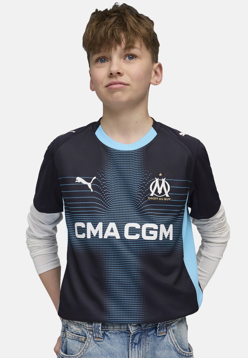 Sinine ja tumesinine jalgpallisaade, millel on tekstuuriline muster, Puma logo, meeskonna embleem ja valge "CMA CGM" tekst ees.