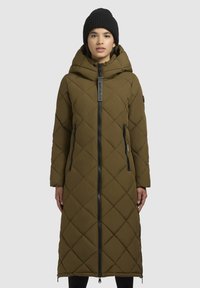 Olivengrøn quiltet lang jakke med lynlås foran, hætte og to sidelommer; har sorte detaljer og en struktureret strikbeanie.