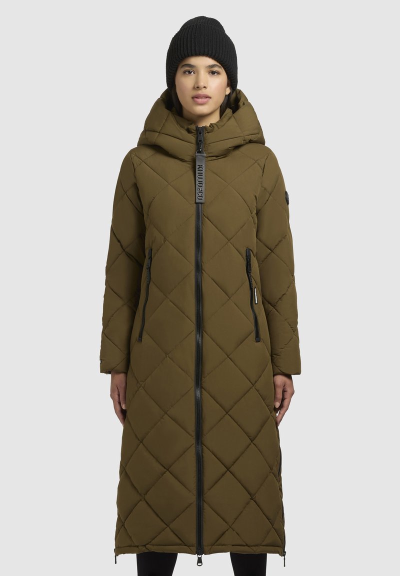 Olivengrøn quiltet lang jakke med lynlås foran, hætte og to sidelommer; har sorte detaljer og en struktureret strikbeanie.