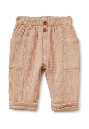 Pantalones marrón claro para niño pequeño con cintura elástica, dos botones de madera en la parte delantera, grandes bolsillos laterales y puños remangados.