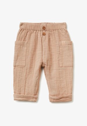 Hellbraune Kleinkinderhose mit elastischem Bund, zwei vorderen Holzknöpfen, großen Seitentaschen und umgekrempelten Bündchen.