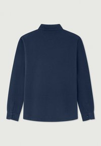 Camicia a maniche lunghe in tessuto blu scuro, con colletto classico, polsini abbottonati e una superficie liscia e uniforme senza motivi.