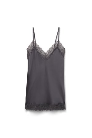 Tmavě šedá košilka s krajkovým lemováním na výstřihu a okraji. Má nastavitelná tenká ramínka a hladkou saténovou texturu.