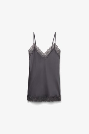 Tmavě šedá košilka s krajkovým lemováním na výstřihu a okraji. Má nastavitelná tenká ramínka a hladkou saténovou texturu.