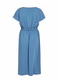 Rochie albastră, până la genunchi, confecționată dintr-un material neted. Are un croi lejer, cu mâneci scurte și o talie elastică pentru a contura forma.