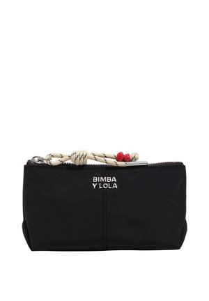 Bolsa rectangular negra con un cordón blanco y negro en bucle en la cremallera, cuentas rojas en el cordón y el logo "BIMBA Y LOLA" en el frente.