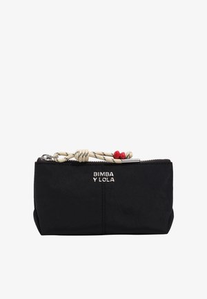 Zwart rechthoekig tasje met een wit-zwart touw dat om de rits is geknoopt, rode kralen aan het touw en het logo "BIMBA Y LOLA" aan de voorkant.