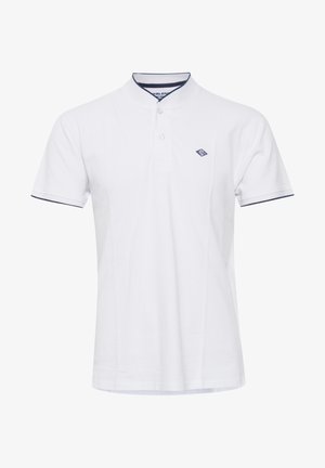 Polo shirt blanc à manches courtes avec des bordures bleu marine au col et aux manches, deux boutons et un petit logo en forme de diamant sur la poitrine.
