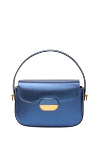 Borsa metallic blue con forma rettangolare, texture in morbida pelle, manico superiore e chiusura con clasp in tonalità oro.