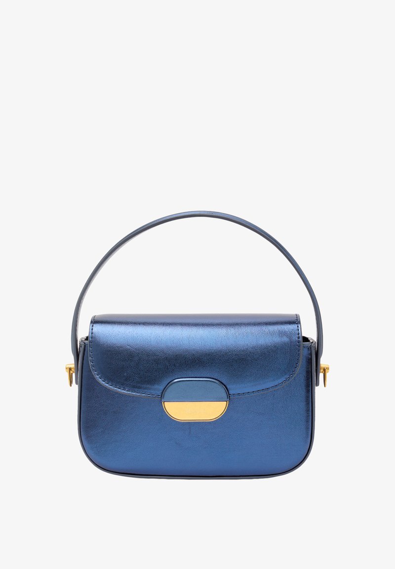 Metaliczna niebieska torebka o prostokątnym kształcie, z miękką skórzaną teksturą, górną rączką i złotym zapięciem.