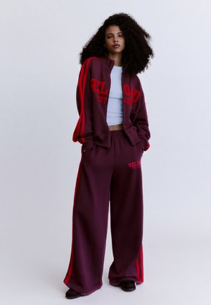 Bershka, WIDE-LEG EMBROIDERED PLUSH - TROUSERS - Pantaloni sportivi - bordeaux