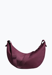Borsa hobo in tessuto bordeaux scuro, con una forma curvata, una larga tracolla e dettagli cuciti lungo il bordo. Texture liscia.