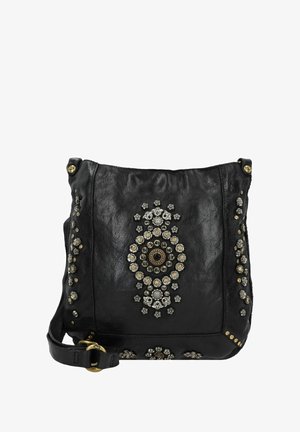 Zwarte leren schoudertas met complexe zilveren en gouden versieringen, bloemenpatronen en een gestructureerde afwerking. Verstelbare schouderband inbegrepen.