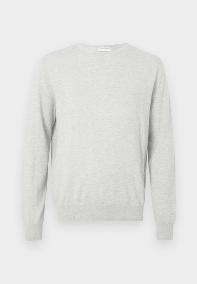 Világosszürke, hosszú ujjú, kereknyakú pulóver bordás mandzsettákkal és aljjal, egyszerű háttér előtt bemutatva.