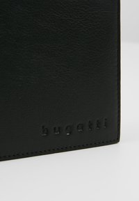 Portefeuille en cuir noir avec une surface texturée, présentant le logo gravé "bugatti" et des coutures contrastées le long des bords.