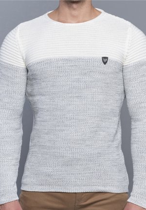Grau-weißer Strickpullover mit strukturiertem Oberteil, gerippten Ärmeln und kleinem schwarzem Logo auf der Brust. Klassisches Rundhalsdesign.