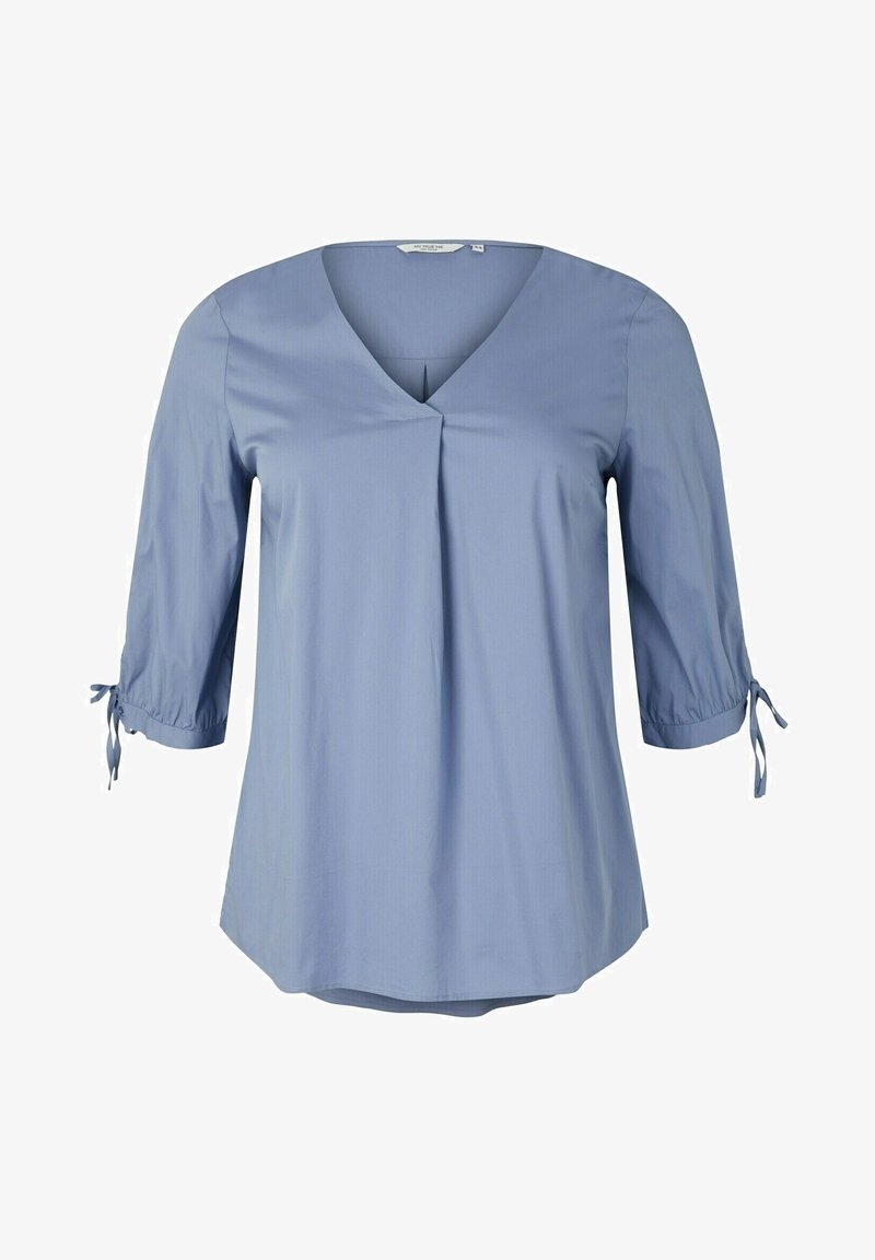Blouse bleu clair avec manches trois-quarts, col en V, pli devant et petits liens aux poignets des manches.
