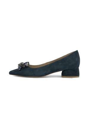 Décolleté in camoscio blu navy con punta affusolata, tacco basso a blocco e dettagli floreali decorati sulla tomaia. Texture liscia e design strutturato.