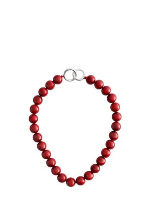 Rund rød perlearmbånd med en sølv dobbelt-ring lås, arrangeret i en cirkulær form på en hvid baggrund.