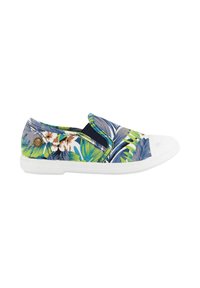 Zapato slip-on floral con un patrón de hojas en azul marino y verde, suela de goma blanca, inserciones elásticas en los laterales y un logo circular en el lado exterior.