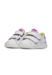 Scarpe bianche in pelle per bambini con due strappi in velcro, punta arrotondata, dettagli verdi e rosa, e decorazioni perforate sui lati.