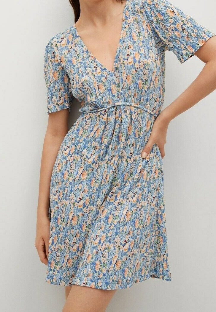 Blaues Blumenkleid mit kurzen Ärmeln, V-Ausschnitt und taillierter Taille. Hergestellt aus leichter Stoffqualität mit orangefarbenen, weißen und grünen Blumenmustern.