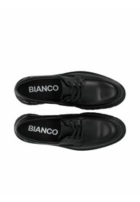 Czarne skórzane buty z sznurowaniem o gładkim wykończeniu, okrągłym nosku i teksturowanej podeszwie. Wnętrze zdobione logo "BIANCO" w białym kolorze.