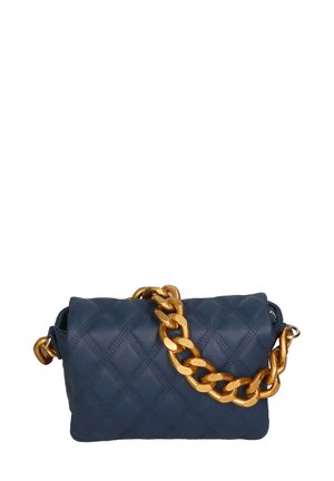 Sac à bandoulière en cuir matelassé bleu marine avec une grande bandoulière en chaîne dorée. Doté d'un haut enroulé et d'une texture lisse avec des coutures détaillées.