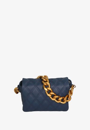 Borsa a tracolla in pelle trapuntata blu navy con una grande tracolla in oro. Presenta una parte superiore arrotolata e una superficie liscia con cuciture dettagliate.