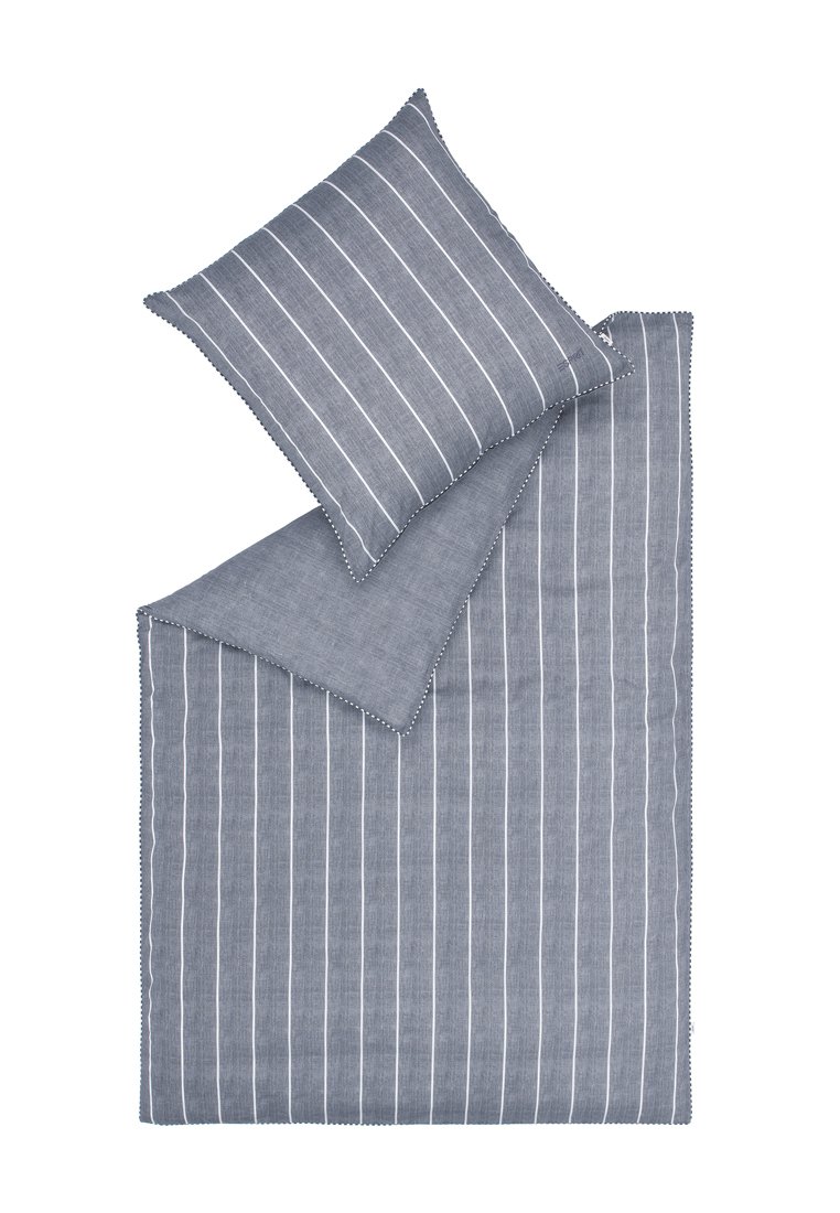 Juego de ropa de cama a rayas grises que incluye una sábana plana y una almohada a juego. El material tiene un acabado texturizado con finas rayas blancas y un borde decorativo.