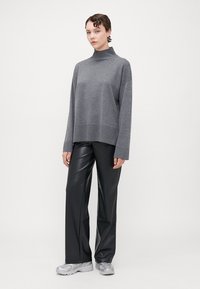 ONLY Tall ONLCOCO LIFE HIGH NECK - Strikkegenser - medium grey melange