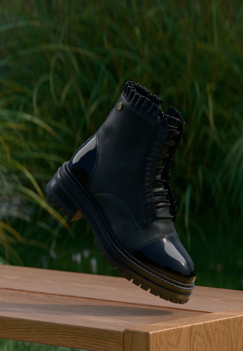 Schwarze Leder-Ankle-Boots mit glänzender Kappe, strukturiertem, gerafftem Kragen und dicker Profilsohle. Mit goldenen Hardware-Details.