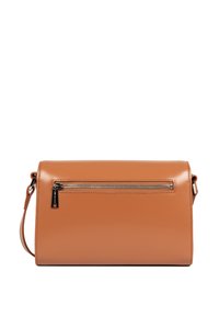 Sac bandoulière en cuir tan avec une texture lisse, comprenant une poche zippée à l'avant, des éléments en métal argenté et une bandoulière amovible. Forme rectangulaire.