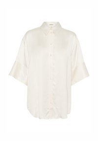 Camicia bianca a maniche corte con colletto. Realizzata in tessuto liscio e lucido, presenta un orlo curvo e una vestibilità morbida. Design minimalista.