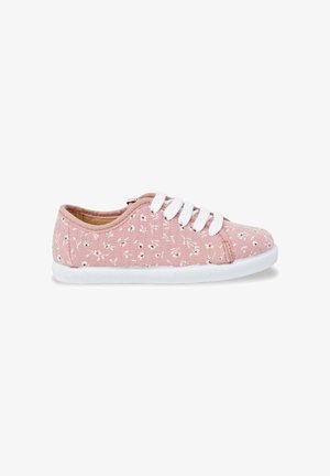 Baskets en tissu rose avec motif floral blanc, lacets blancs et semelle en caoutchouc blanche, présentées de profil gauche sur fond blanc.
