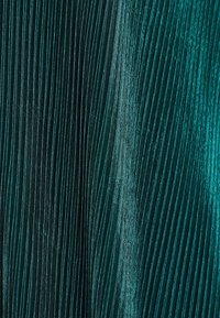 Tessuto pieghettato color teal con righe verticali, caratterizzato da una texture satinata e una leggera lucentezza, che enfatizza la profondità e i livelli nel design.