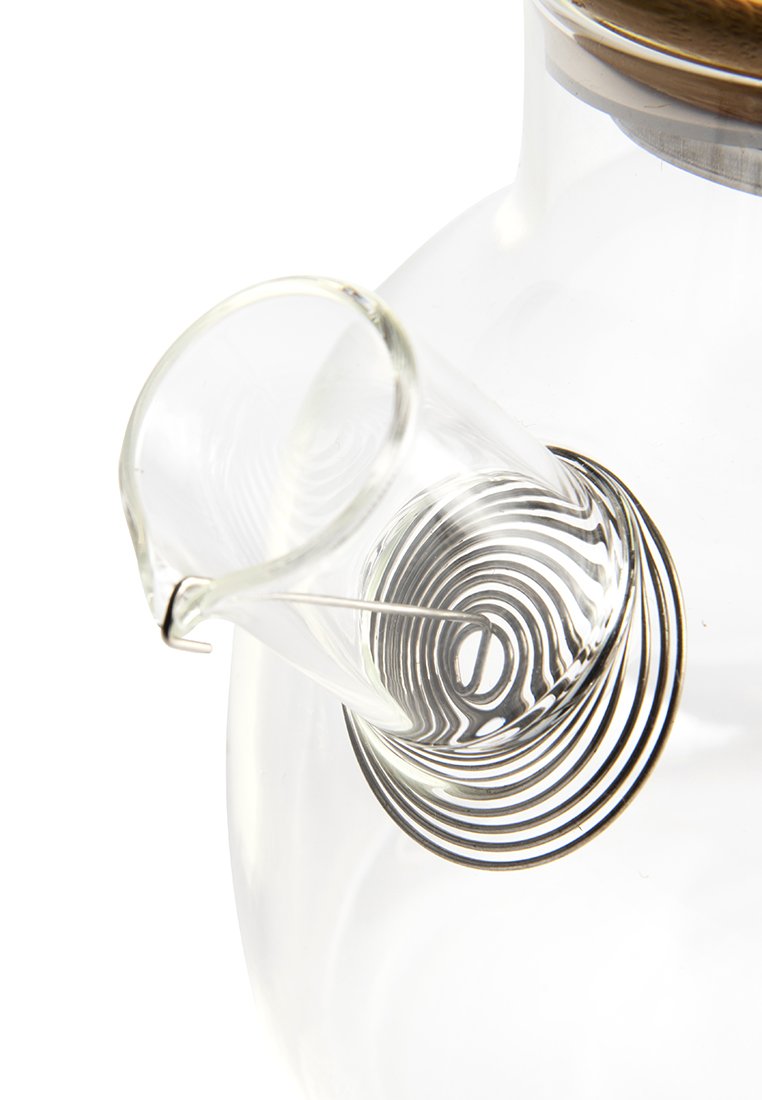 Przezroczysty szklany czajnik z drewnianą pokrywką. Posiada dzióbek z spiralnym metalowym filtrem. Gładka powierzchnia z zaokrąglonym kształtem i eleganckim designem.