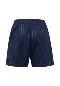 Mörkblå träningsshorts i mjukt tyg med vertikalt randigt mönster, elastisk midja och lös passform.