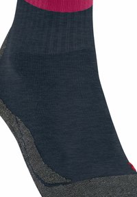 Chaussette bleu foncé avec une bande supérieure rose ; présente une section grise texturée au talon et un léger côtelé sur toute la surface.