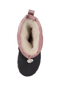Bota negra con un borde interior de suave piel de rosa, que cuenta con un detalle brillante en la parte frontal. El exterior tiene un acabado texturizado y una forma redondeada.