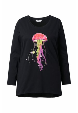 Zwarte langslip shirt met een kleurrijke kwalafbeelding in roze en groen, verlicht met bellen en achtervolgende tentakels.