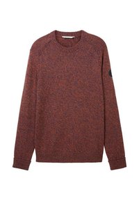 Pull en tricot couleur bourgogne marbré et chaud, avec des poignets et un ourlet côtelés, arborant une plaque noire sur la manche gauche.