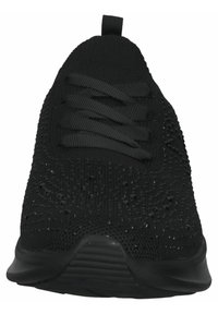 Černé sportovní boty s texturovaným svrškem, obsahující tkaninu, šněrování a flexibilní gumovou podrážku. Minimalistický design, bez viditelného brandingu.