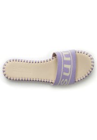 Sandalo slide in tela viola con una fascia ampia, sostegno in beige e cuciture decorative ricamate lungo la suola. Finitura in tessuto testurizzato.